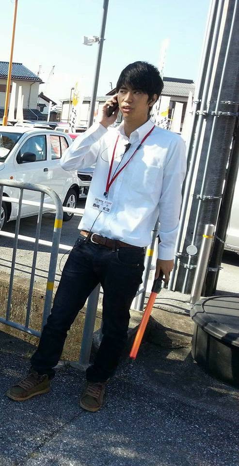 Pekerja bengkel Hayataro menelefon untuk mendapatkan teksi.