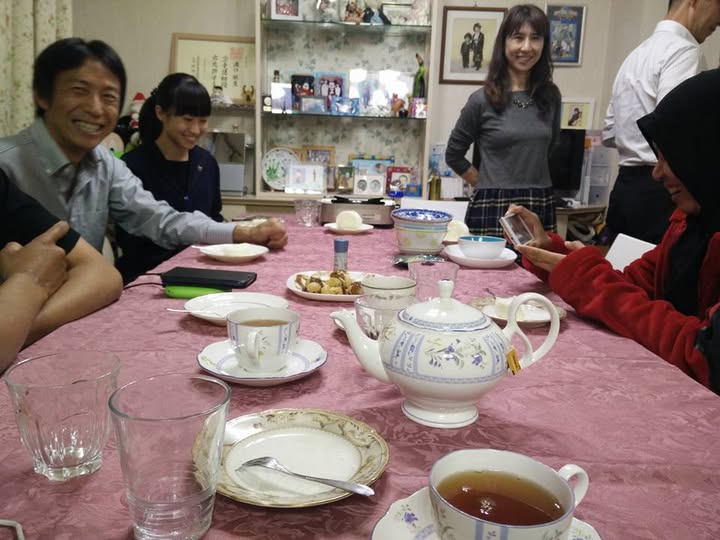 Keluarga Akemi-san — teh, rumah dan layanan yang teliti.