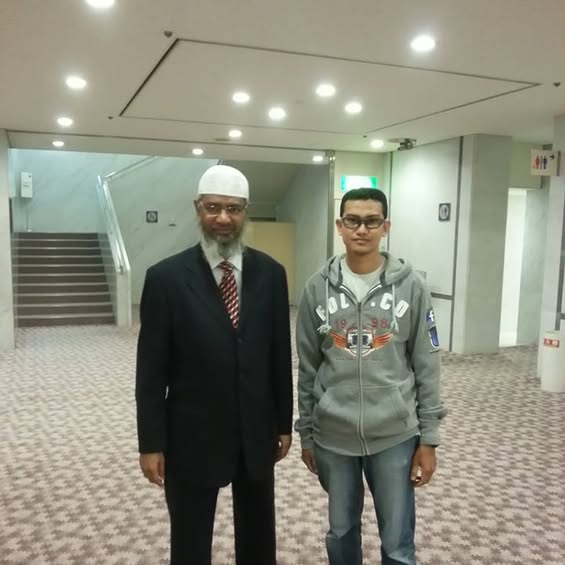 Abang Ipin bersama Dr Zakir Naik semasa lawatan 2015.