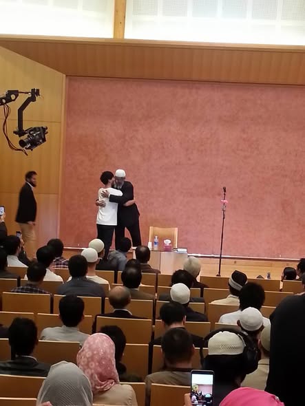 Berpelukan selepas bersyahadah di Yayoi.