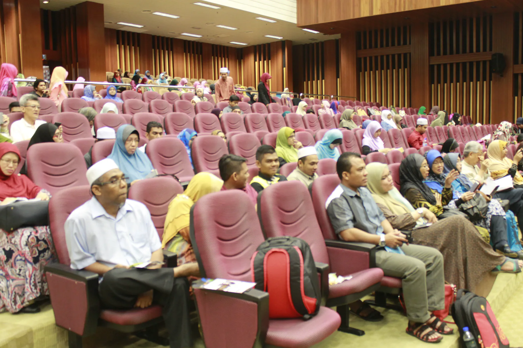 Hadirin awal di dewan